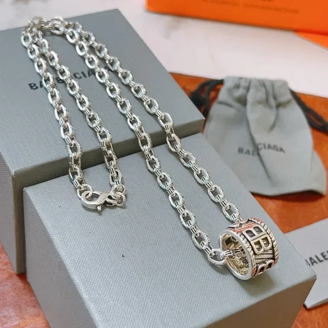 Balenciaga BB pendentif cylindrique chaîne à maillons lourds collier 3
