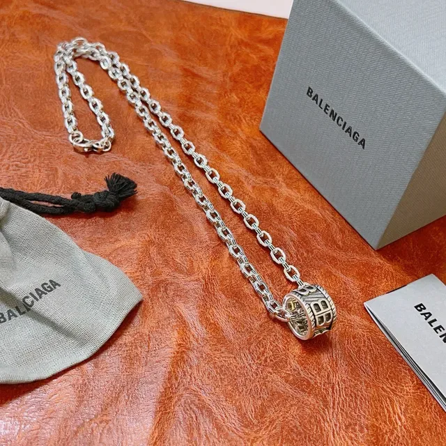 Balenciaga BB pendentif cylindrique chaîne à maillons lourds collier 4