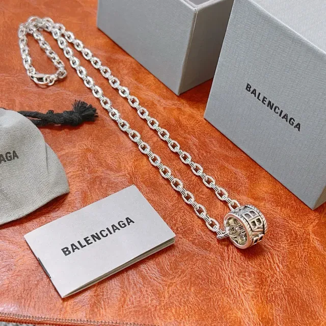 Balenciaga BB pendentif cylindrique chaîne à maillons lourds collier 6