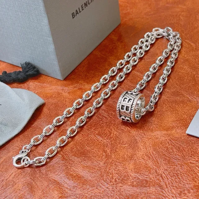 Balenciaga BB pendentif cylindrique chaîne à maillons lourds collier 7
