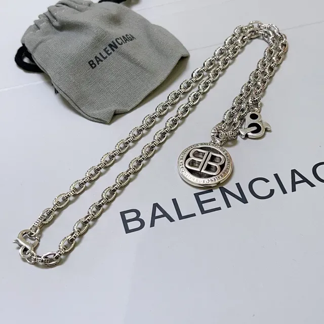 Balenciaga BB Logo Collier Argent Noir Chaîne Enchaînement Oval Gravé Pendentif Circulaire 3