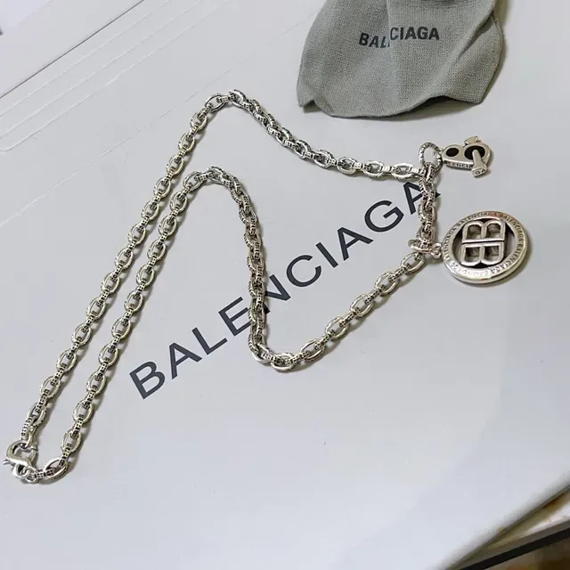 Balenciaga BB Logo Collier Argent Noir Chaîne Enchaînement Oval Gravé Pendentif Circulaire 4