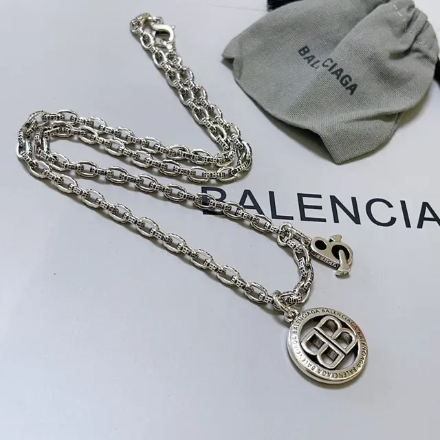 Balenciaga BB Logo Collier Argent Noir Chaîne Enchaînement Oval Gravé Pendentif Circulaire 6