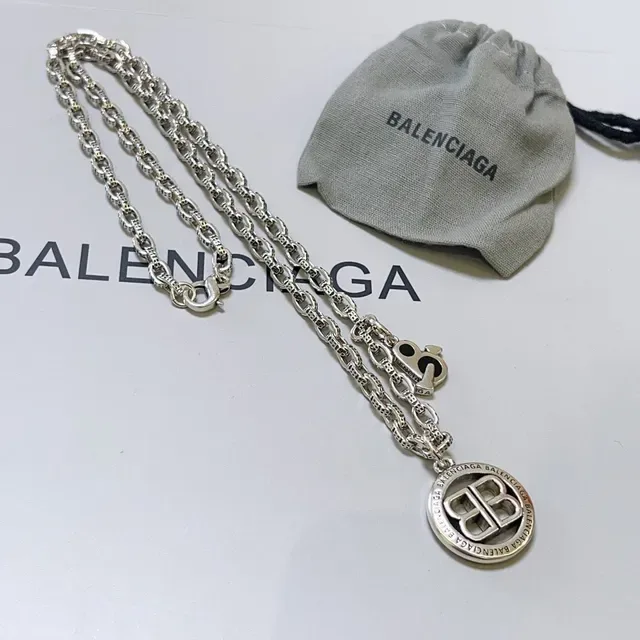 Balenciaga BB Logo Collier Argent Noir Chaîne Enchaînement Oval Gravé Pendentif Circulaire 9