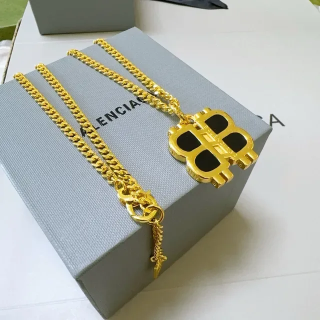 Balenciaga BB Logo Pendant Collier en Or et Noir 3