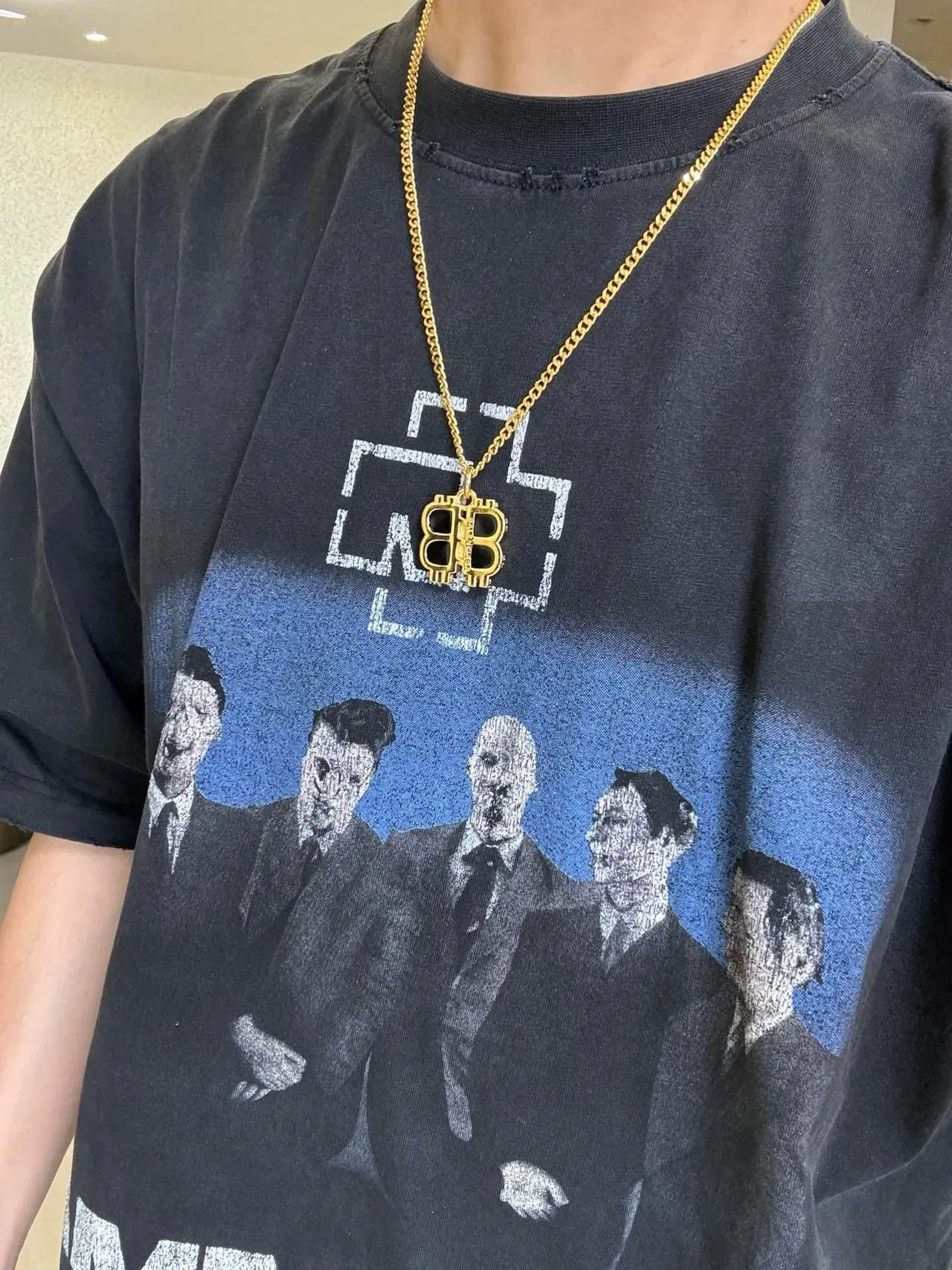Balenciaga BB Logo Pendant Collier en Or et Noir 5