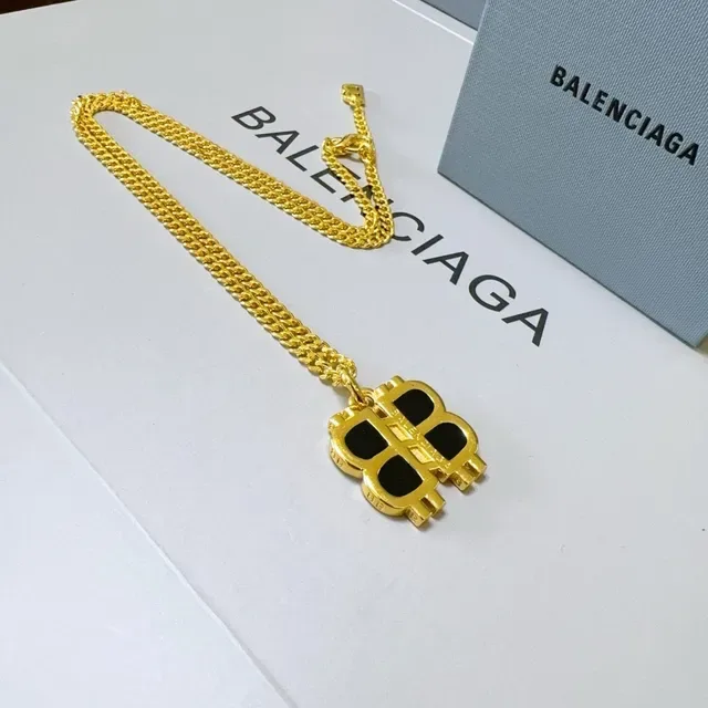 Balenciaga BB Logo Pendant Collier en Or et Noir 6