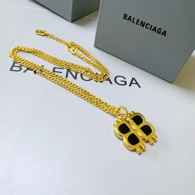 Balenciaga BB Logo Pendant Collier en Or et Noir 7