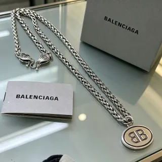 Balenciaga BB Oval Pendant سلسلة كرب مدفوفة قلادة