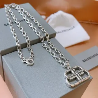 قلادة Balenciaga بوكل فضية سلسلة مُتَمَاسِكَة متشابكة معلقة