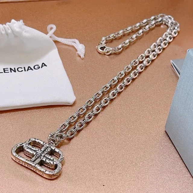 Colar Balenciaga Fivela Prata Corrente Texturizada Pendente Interlocking 3