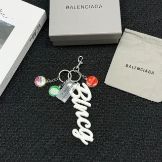 Balenciaga Bucq सफेद बहुरंगी ऐक्रेलिक स्क्रिप्ट टैग बोतल-कैप चार्म ब्रेसलेट