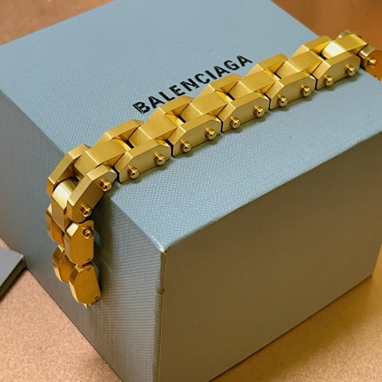 Balenciaga سوار معدني ذهبي اللون مفصل وسميك 2