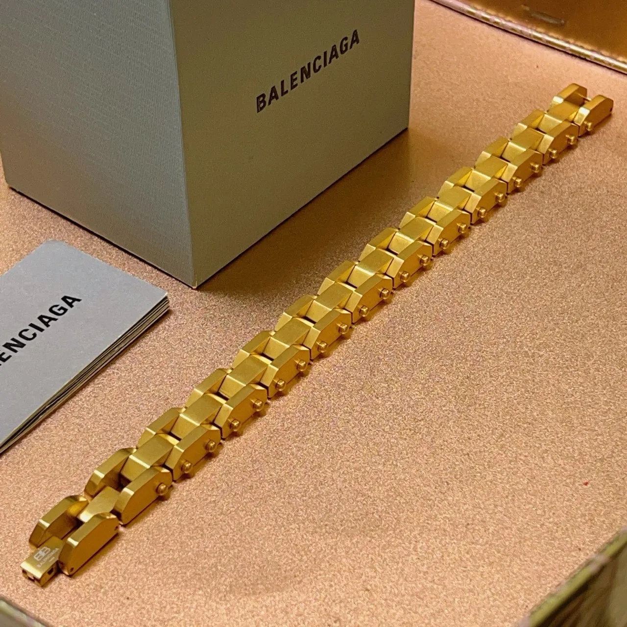 Balenciaga سوار معدني ذهبي اللون مفصل وسميك 3