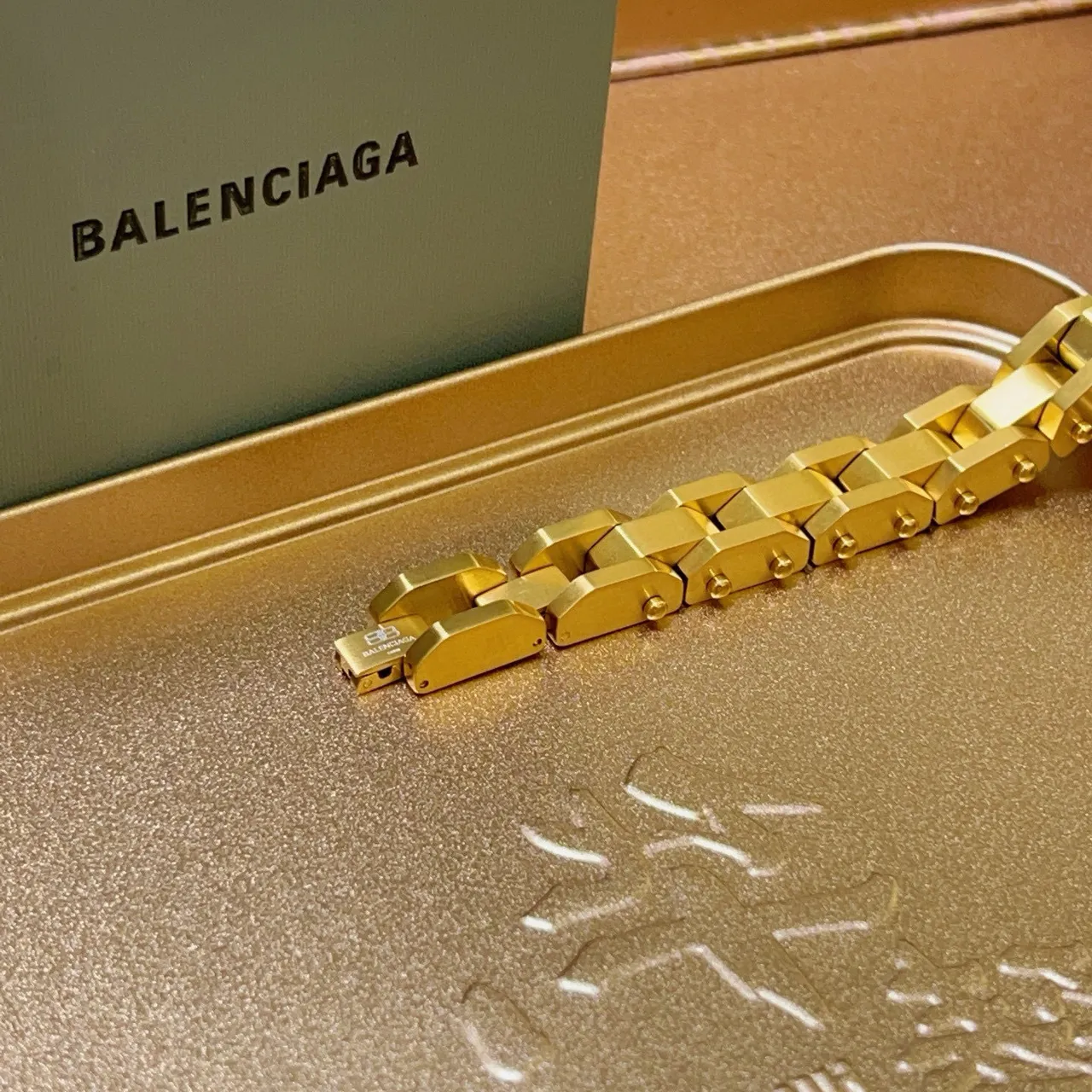 Balenciaga سوار معدني ذهبي اللون مفصل وسميك 5