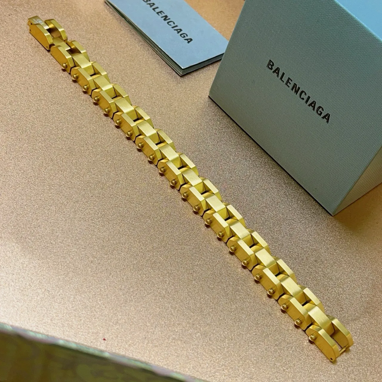 Balenciaga سوار معدني ذهبي اللون مفصل وسميك 6