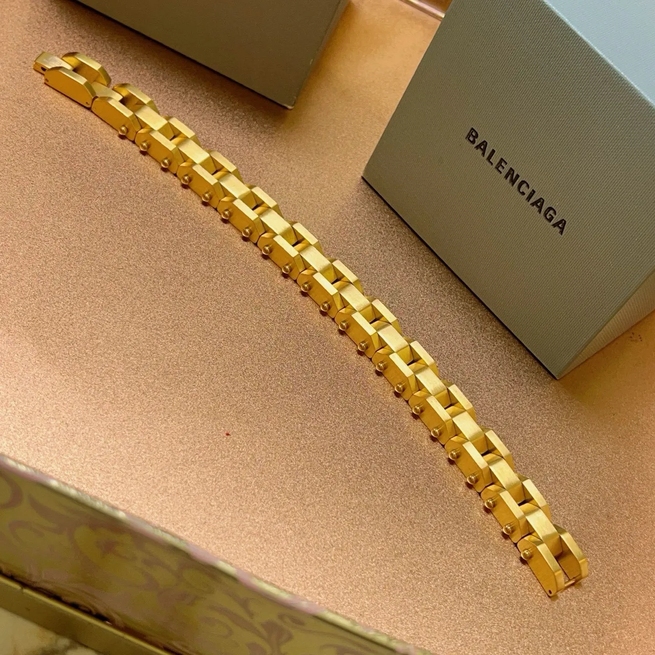 Balenciaga سوار معدني ذهبي اللون مفصل وسميك 9