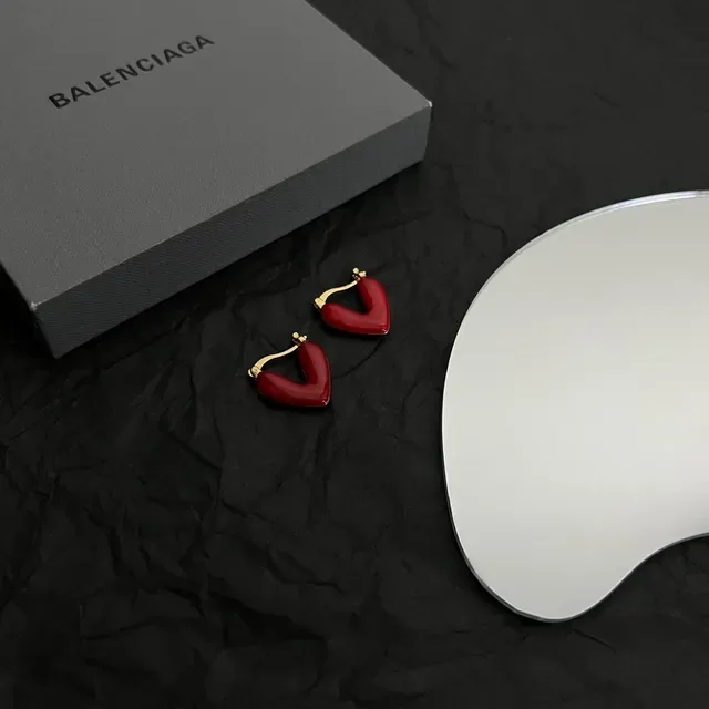 Balenciaga Le Cœur Boucles d'oreilles à cerceau en forme de cœur en émail rouge 3