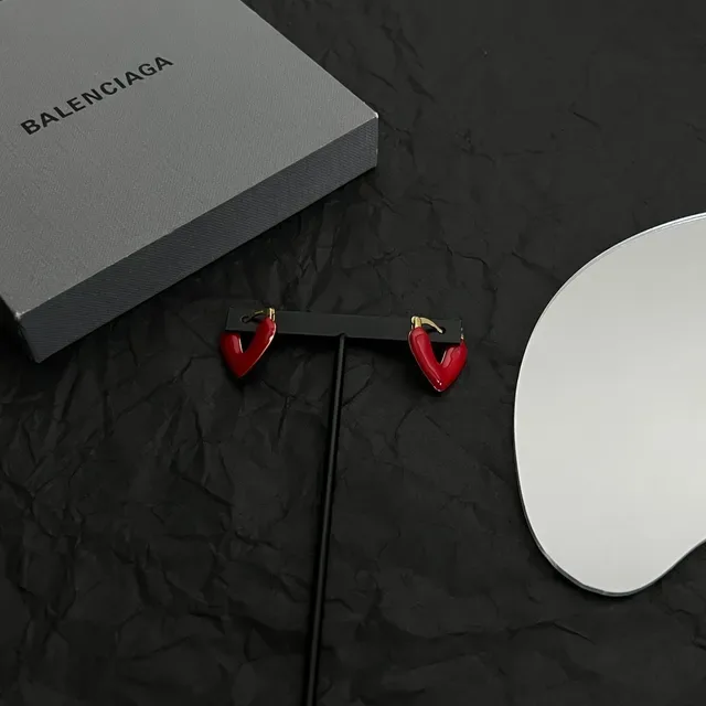 Balenciaga Le Cœur Boucles d'oreilles à cerceau en forme de cœur en émail rouge 4