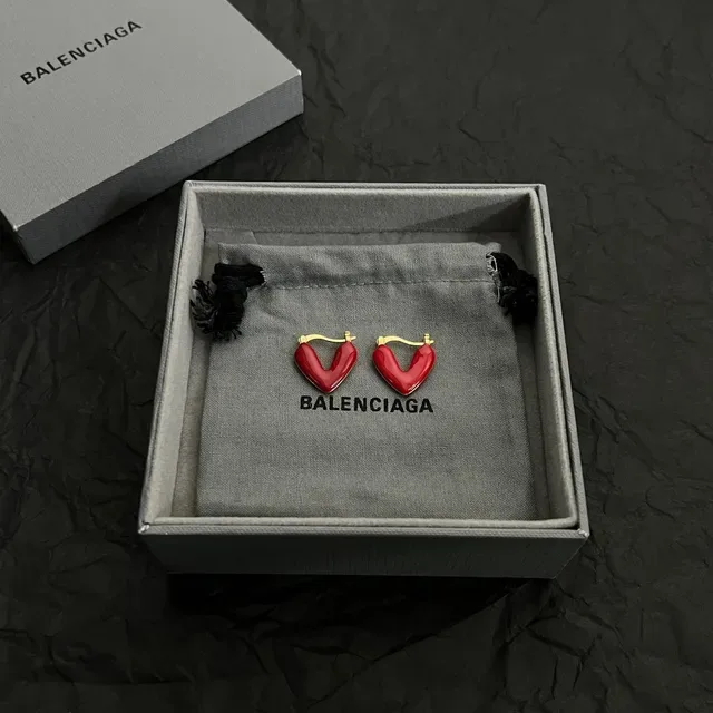Balenciaga Le Cœur Boucles d'oreilles à cerceau en forme de cœur en émail rouge 6