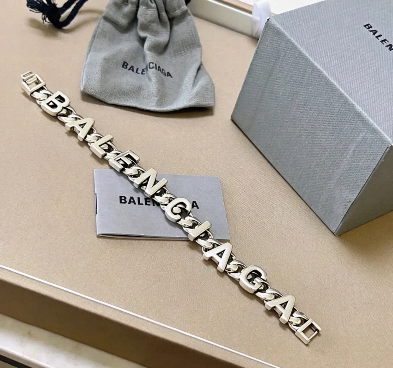 سوارة Balenciaga لوجو سلسلة رمادي فضي كيرب سميكة 3D حروف 2