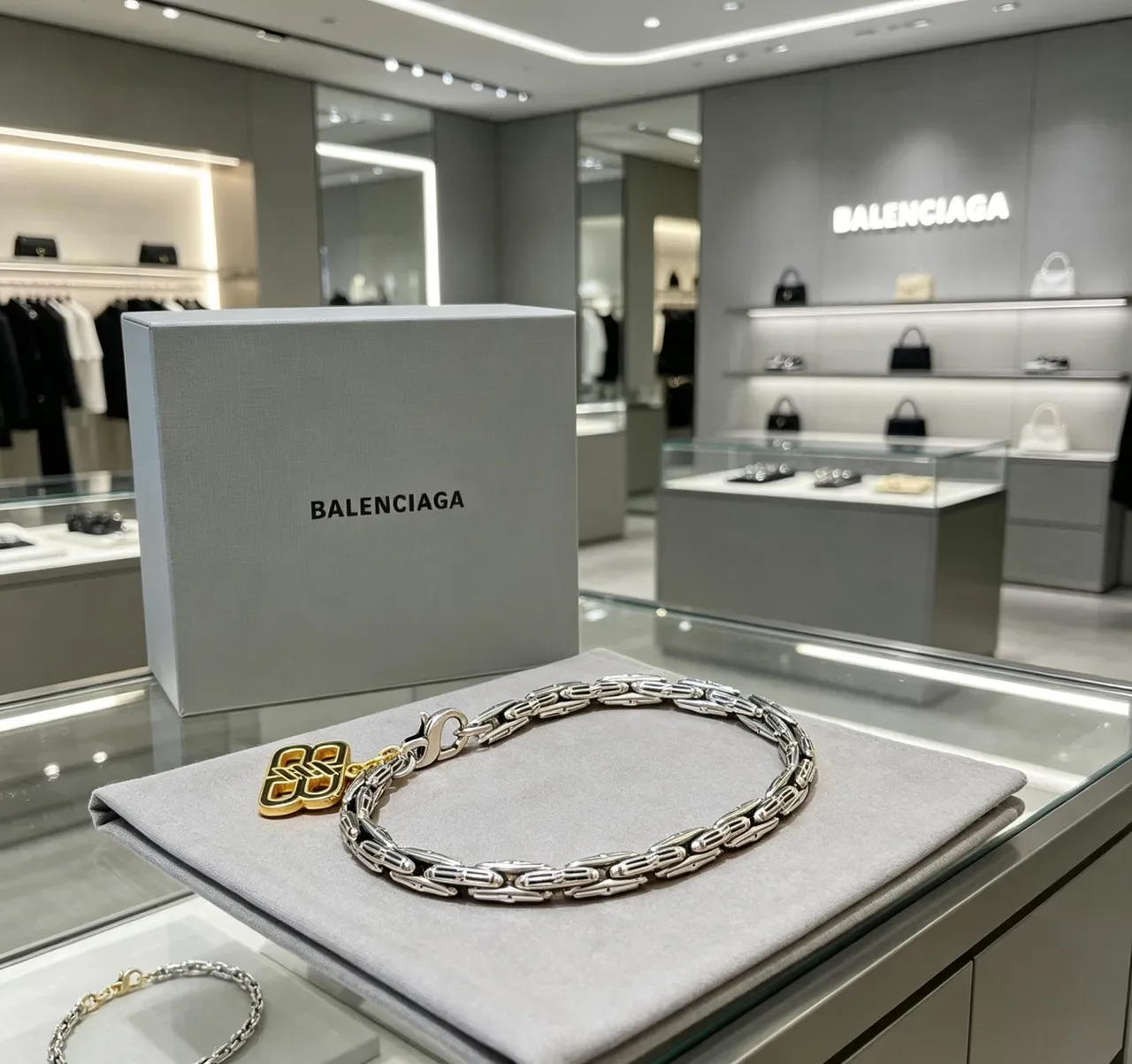 Balenciaga Logo Charm Bracelete com Elos Articulados 2