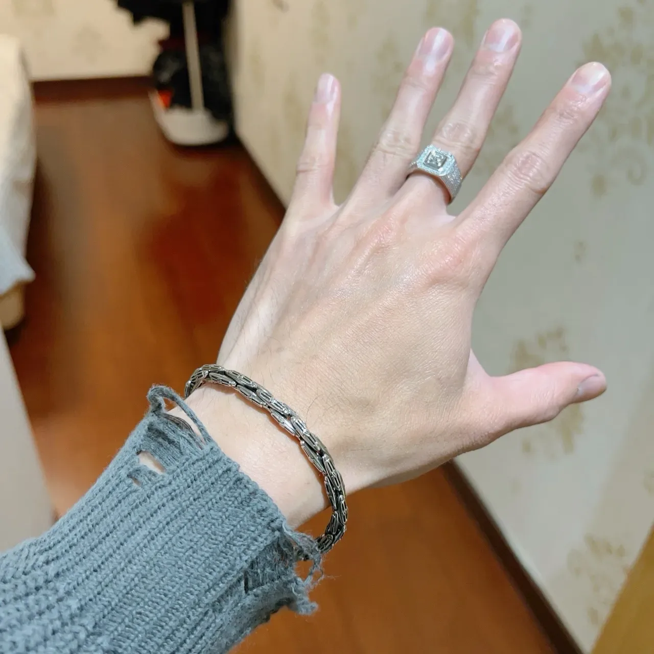 Balenciaga Logo Charm Bracelete com Elos Articulados 4