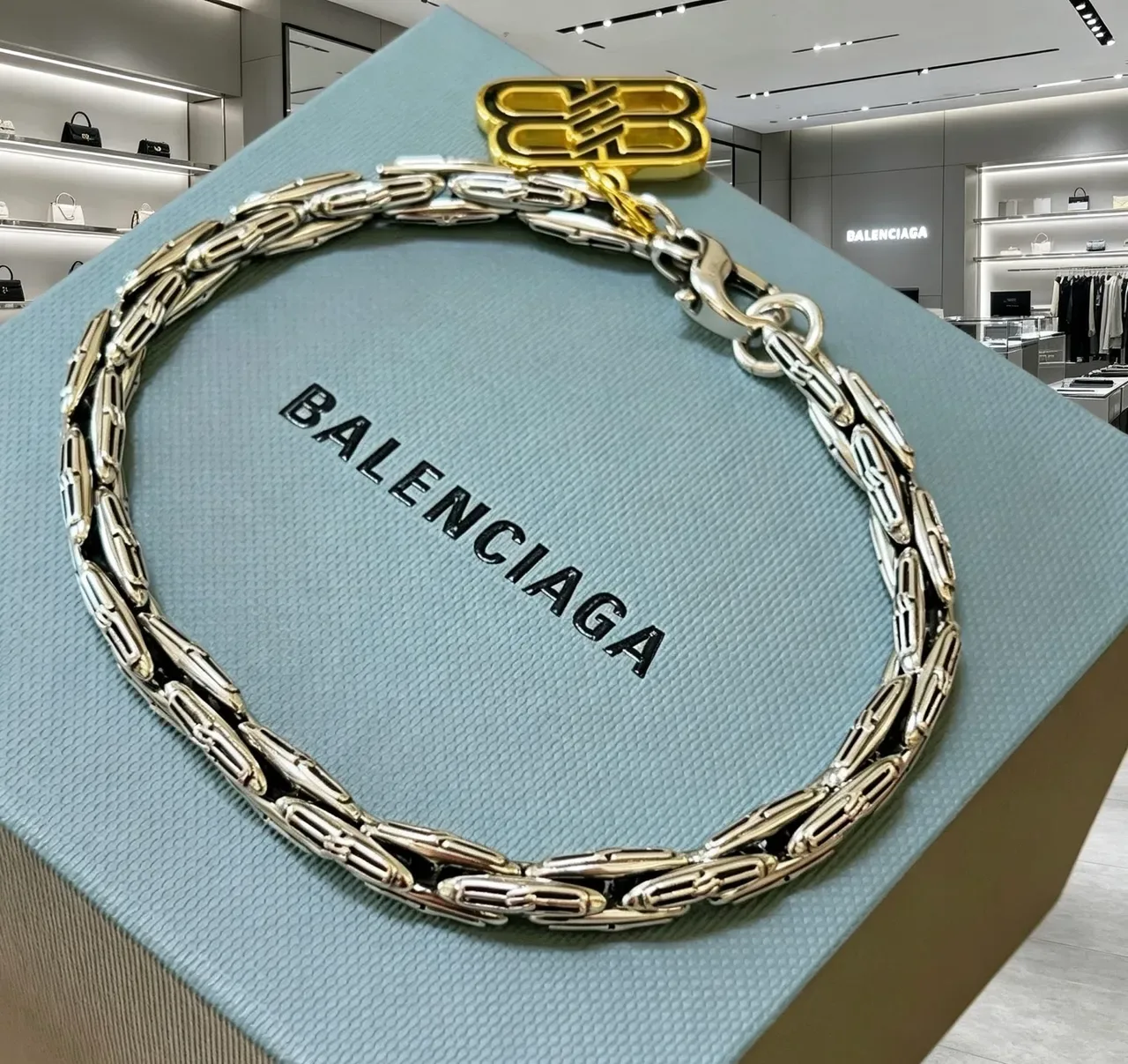 Balenciaga Logo Charm Bracelete com Elos Articulados 6