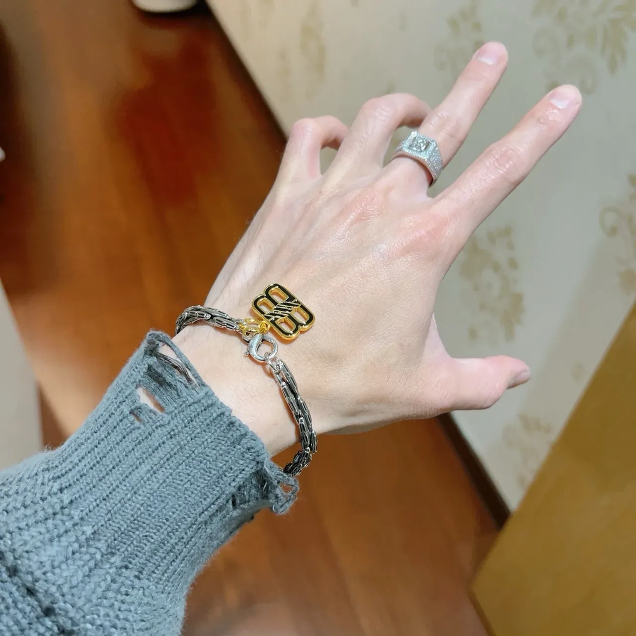 Balenciaga Logo Charm Bracelete com Elos Articulados 8
