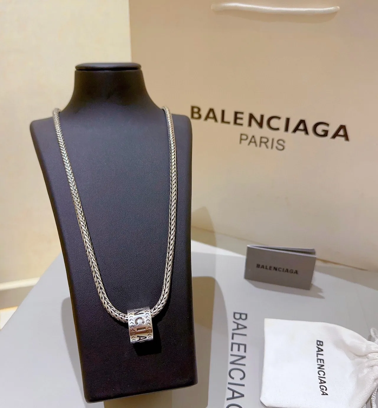 Collier Balenciaga Logo Cylindre Argent Noir Chaîne Tressée Pendentif Cylindrique 3