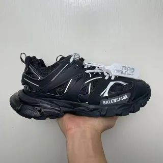 Balenciaga Runner أحذية رياضية سوداء وبيضاء كبيرة الحجم