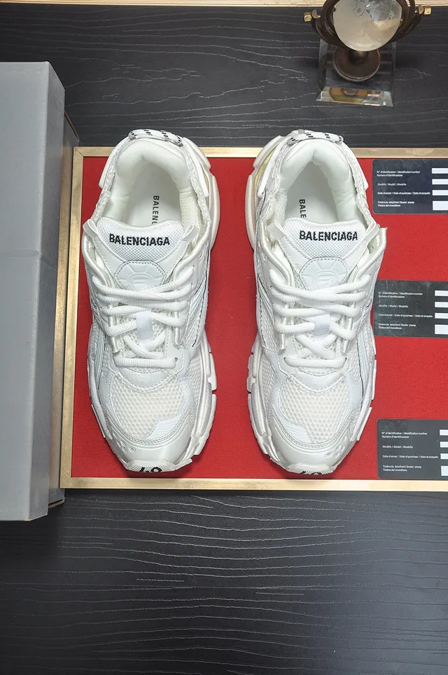 Balenciaga Runner sola branca bege malha e revestimento sintético construção tênis chunky 3