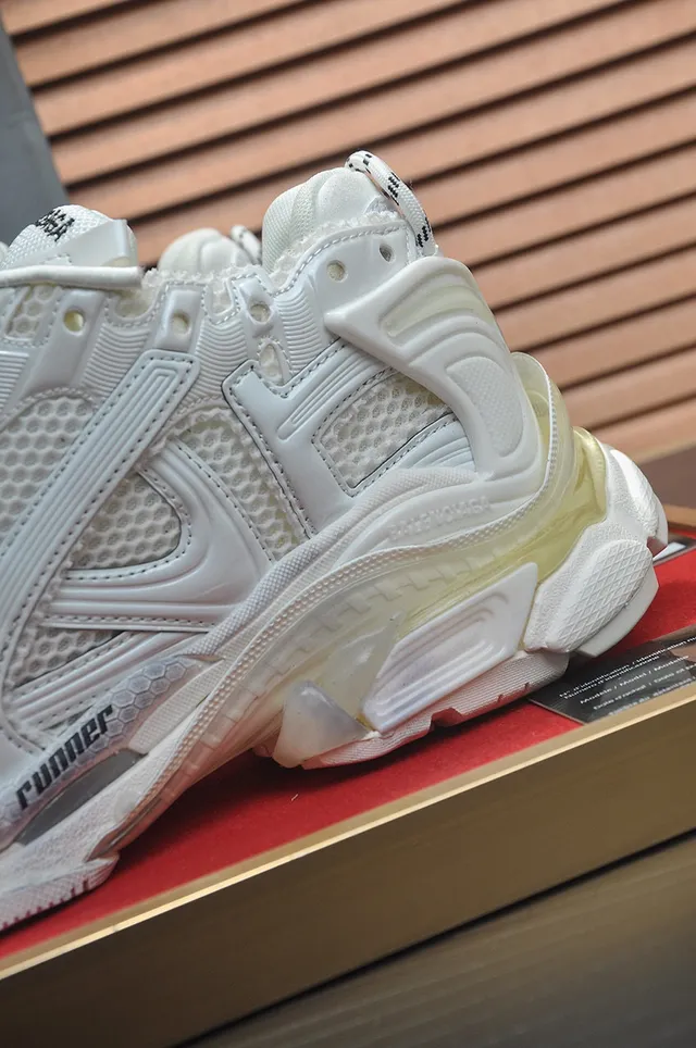 Balenciaga Runner sola branca bege malha e revestimento sintético construção tênis chunky 9