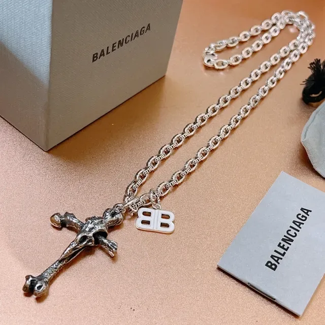 Balenciaga Colar Prata Cinza Pendente de Cruz Esculpida em Osso Corrente de Elos Grossos com Padrão 3
