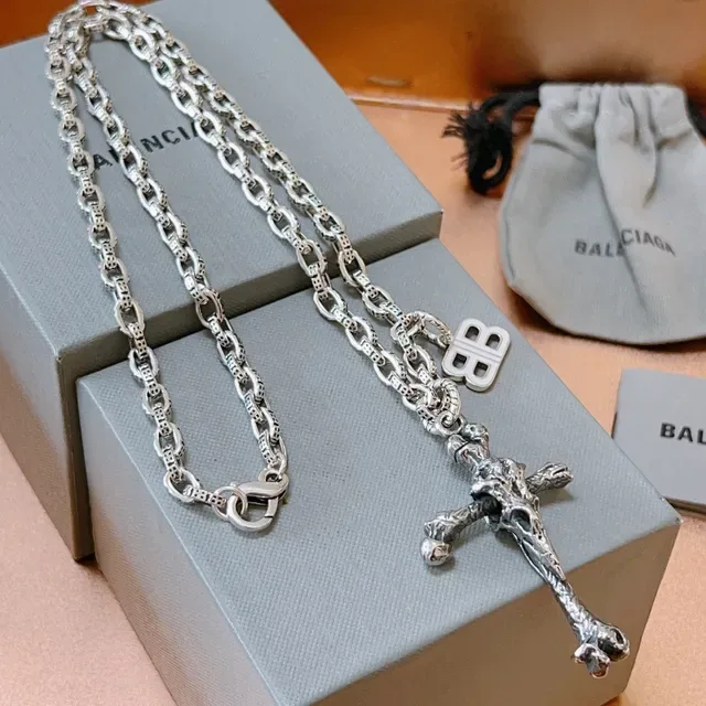 Balenciaga Colar Prata Cinza Pendente de Cruz Esculpida em Osso Corrente de Elos Grossos com Padrão 4