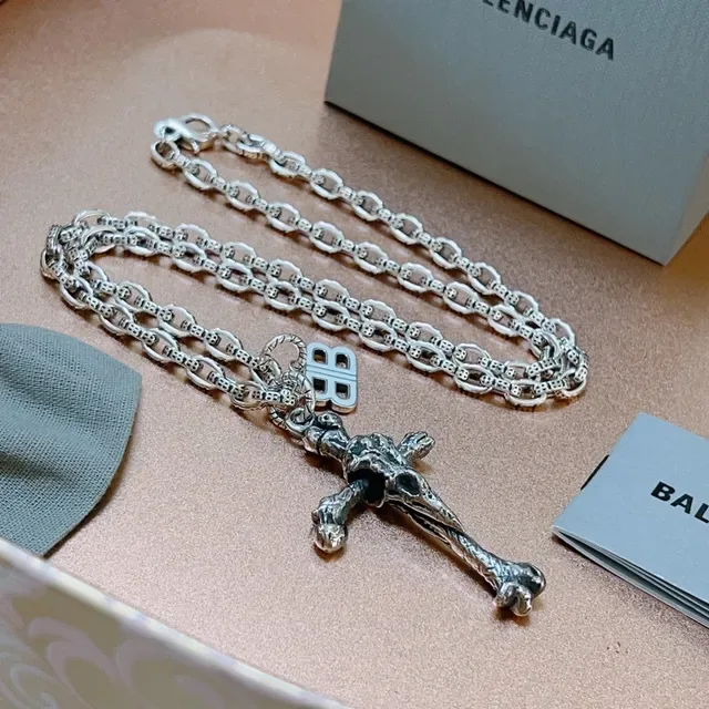Balenciaga Colar Prata Cinza Pendente de Cruz Esculpida em Osso Corrente de Elos Grossos com Padrão 7