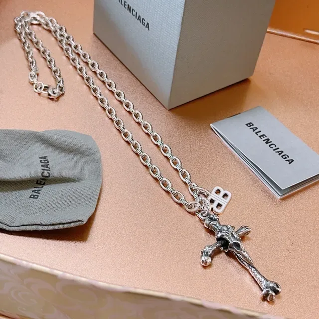 Balenciaga Colar Prata Cinza Pendente de Cruz Esculpida em Osso Corrente de Elos Grossos com Padrão 9
