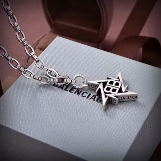 Balenciaga قلادة نجمية سلاسل فضية