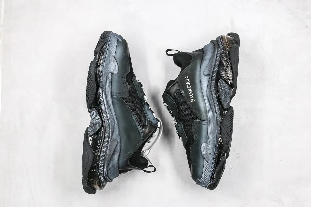 Balenciaga Triple S Tênis com sola grossa pretos e cinza 3