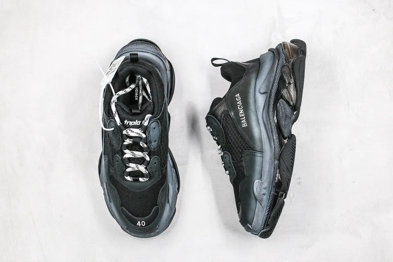 Balenciaga Triple S Tênis com sola grossa pretos e cinza 4