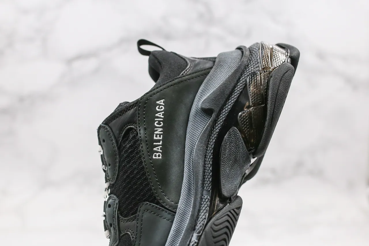 Balenciaga Triple S Tênis com sola grossa pretos e cinza 6