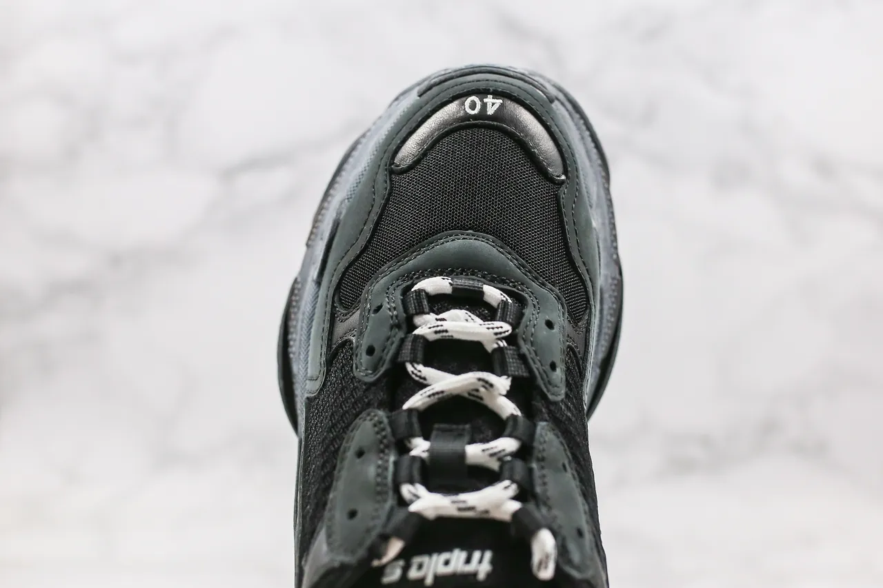 Balenciaga Triple S Tênis com sola grossa pretos e cinza 7