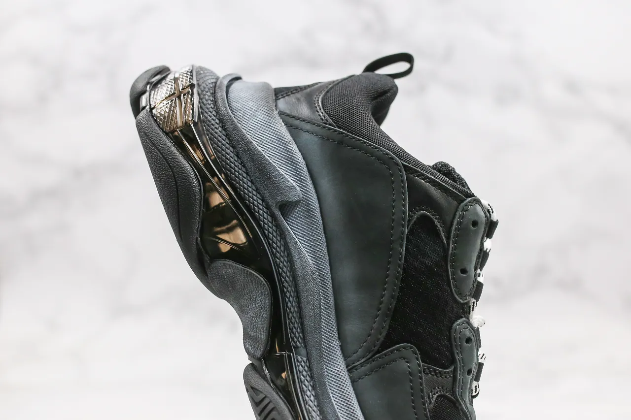 Balenciaga Triple S Tênis com sola grossa pretos e cinza 8