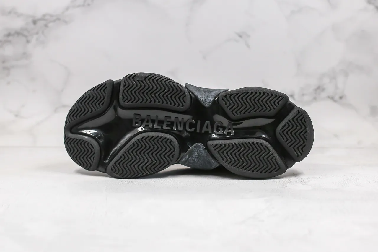 Balenciaga Triple S Tênis com sola grossa pretos e cinza 9