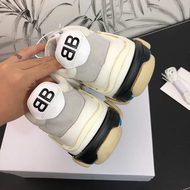 Balenciaga Triple S Gris et Off-White Chaussures à semelle épaisse 4