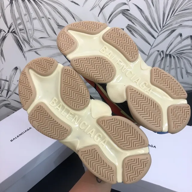 Balenciaga Triple S حذاء رياضي متعدد الألوان كثيف 3