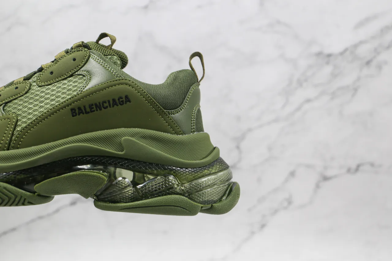 Balenciaga Triple S Verde Oliva tênis com sola grossa 4