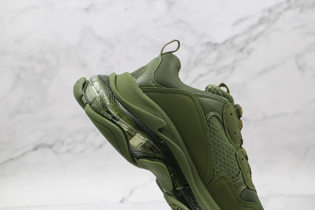 Balenciaga Triple S Verde Oliva tênis com sola grossa 6