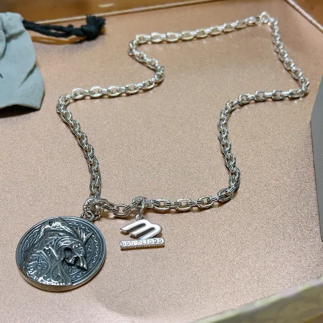 Balenciaga Wolf Medallion colar corrente prata 7