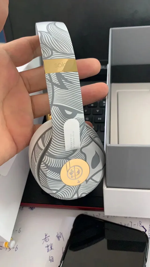 Beats Solo³ Wireless إصدار خاص لعيد رأس السنة سماعات فوق الأذن 3